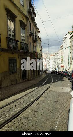 LISBONNE, PORTUGAL - 12 octobre 2017 : vue panoramique d'une ligne de tramway de Lisbonne sur une rue étroite entourée de bâtiments Banque D'Images