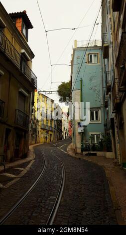 LISBONNE, PORTUGAL - 12 octobre 2017 : vue panoramique d'une ligne de tramway de Lisbonne sur une rue étroite entourée de bâtiments Banque D'Images