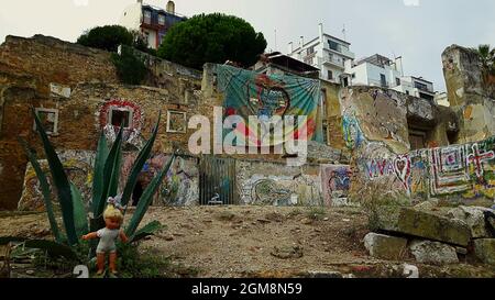 LISBONNE, PORTUGAL - 12 octobre 2017 : une scène apocalyptique de bâtiments ruinés avec des dessins graffiti du haut de Lisbonne, Portugal Banque D'Images