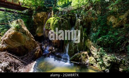 Le Bigar cascada dans le parc national de Chérile Nerei-Beușnița en Roumanie Banque D'Images