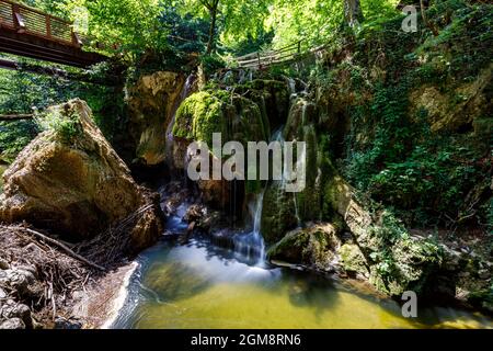 Le Bigar cascada dans le parc national de Chérile Nerei-Beușnița en Roumanie Banque D'Images