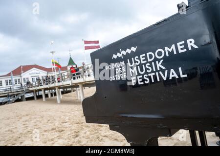 Ahlbeck, Allemagne. 17 septembre 2021. Un grand piano avec le logo du Festival de musique d'Usedom se trouve en face de la jetée d'Ahlbeck, sur la plage de l'île d'Usedom. Cette année, Geringas jouera sept concerts sous le nom d'« artiste en résidence ». Entre autres, l'Orchestre Elbphilharmonie du NDR, l'Orchestre Philharmonique de la mer Baltique ou une lecture musicale avec l'actrice Corinna Harfouch ont également été annoncés. En raison de la pandémie de Corona, il existe des règles de distance et d'hygiène pour le public. Credit: Stefan Sauer/dpa/Alay Live News Banque D'Images