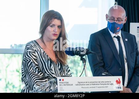 Marcoussis, France. 17 septembre 2021. Marlene Schiappa, ministre déléguée en charge de la Citoyenneté, et Bernard Laporte, président de la Fédération française de rugby, visitent le centre national de formation du rugby français pour signer un accord entre le ministère de l'intérieur et la Fédération française de rugby sur la promotion des valeurs de la république et la lutte contre la radicalisation. Marcoussis, France, le 17 septembre 2021. Photo de Daniel Derajinski/ABACAPRESS.COM crédit: Abaca Press/Alay Live News Banque D'Images