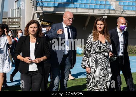 Marcoussis, France. 17 septembre 2021. Marlene Schiappa, déléguée du ministre en charge de la citoyenneté, Bernard Laporte, président de la Fédération française de rugby et Roxana Maracineanu, ministre française des Sports, Visitez le centre national de rugby français pour signer un accord entre le ministère de l'intérieur et la Fédération française de rugby sur la promotion des valeurs de la république et la lutte contre la radicalisation. Marcoussis, France, le 17 septembre 2021. Photo de Daniel Derajinski/ABACAPRESS.COM crédit: Abaca Press/Alay Live News Banque D'Images