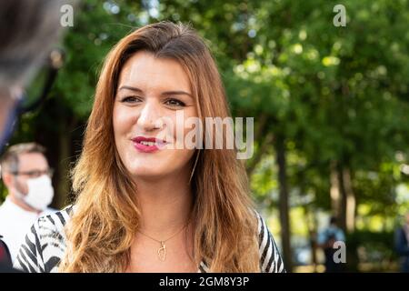 Marcoussis, France. 17 septembre 2021. Marlene Schiappa, ministre déléguée en charge de la citoyenneté, visite le centre national de formation du rugby français pour signer un accord entre le ministère de l'intérieur et la Fédération française de rugby sur la promotion des valeurs de la république et la lutte contre la radicalisation. Marcoussis, France, le 17 septembre 2021. Photo de Daniel Derajinski/ABACAPRESS.COM crédit: Abaca Press/Alay Live News Banque D'Images