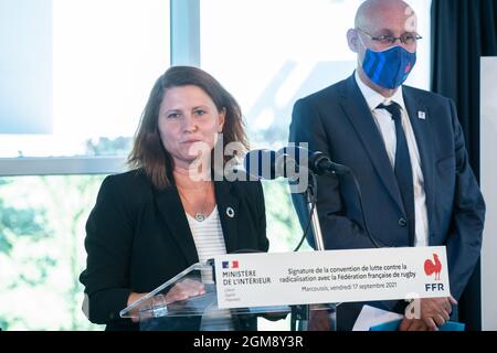 Marcoussis, France. 17 septembre 2021. Roxana Maracineanu, ministre des Sports de France, et Bernard Laporte, président de la Fédération française de rugby, visitent le centre d'entraînement national français de rugby pour signer un accord entre le ministère de l'intérieur et la Fédération française de rugby sur la promotion des valeurs de la république et la lutte contre la radicalisation. Marcoussis, France, le 17 septembre 2021. Photo de Daniel Derajinski/ABACAPRESS.COM crédit: Abaca Press/Alay Live News Banque D'Images