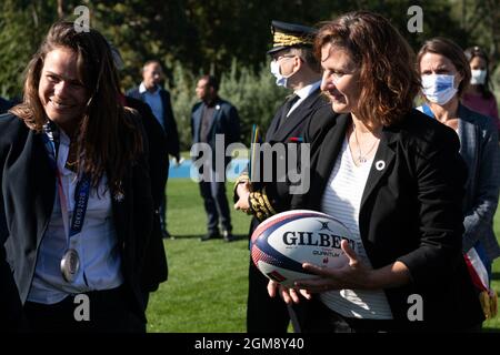 Marcoussis, France. 17 septembre 2021. Roxana Maracineanu, ministre française des Sports, avec la médaillée d'argent Chloe Pelle au rugby 7, lors d'une visite au centre national de rugby français pour signer un accord entre le ministère de l'intérieur et la Fédération française de rugby sur la promotion des valeurs de la république et la lutte contre la radicalisation. Marcoussis, France, le 17 septembre 2021. Photo de Daniel Derajinski/ABACAPRESS.COM crédit: Abaca Press/Alay Live News Banque D'Images