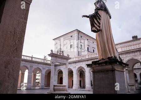 Cour de l'abbaye de Montecassino entourée d'un cloître Renaissance à un emplacement au sommet d'une montagne au sud de Rome. Banque D'Images