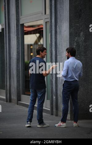 Milan, 7-9-2021 Luigi Berlusconi surpris à déjeuner à 'NOBU' avec un ami, puis après 2 heures il part et après avoir dit Au revoir il marche, étrangement sans garde du corps, à son bureau- Banque D'Images