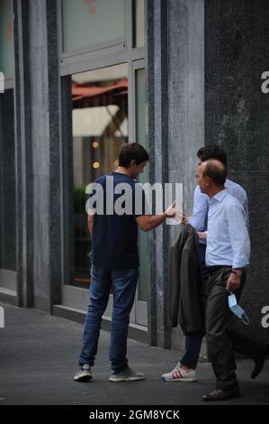 Milan, 7-9-2021 Luigi Berlusconi surpris à déjeuner à 'NOBU' avec un ami, puis après 2 heures il part et après avoir dit Au revoir il marche, étrangement sans garde du corps, à son bureau- Banque D'Images