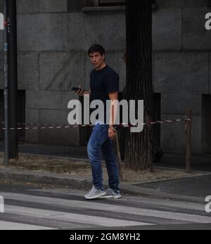 Milan, 7-9-2021 Luigi Berlusconi surpris à déjeuner à 'NOBU' avec un ami, puis après 2 heures il part et après avoir dit Au revoir il marche, étrangement sans garde du corps, à son bureau- Banque D'Images