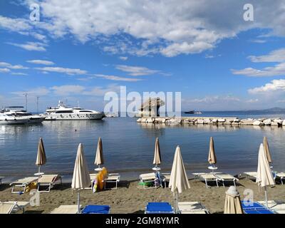 La plage de Mushroom à l'île d'Ischia à Naples, en Italie Banque D'Images