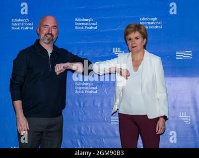 Auteur Douglas Stuart et le premier ministre Nicola Sturgeon saluent le coude au festival international du livre d'Édimbourg, Écosse, Royaume-Uni Banque D'Images