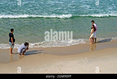 RIO DE JANEIRO, BRÉSIL - 14 NOVEMBRE 2015 : photographe professionnel dans la section photo avec couple de mariage à la plage de Barra da Tijuca Banque D'Images