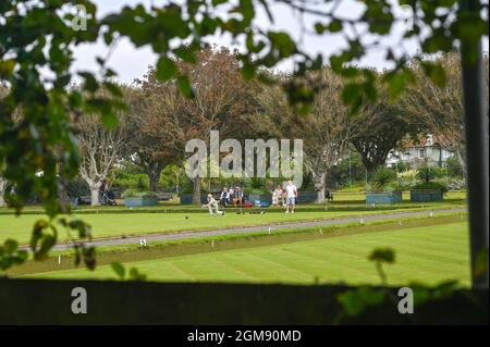 Worthing UK 17 septembre 2021 - les Bowlers Profitez d'un match dans les célèbres jardins Beach House Park à Worthing un après-midi chaud le long de la côte sud : Credit Simon Dack / Alamy Live News Banque D'Images