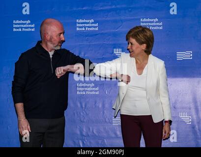 Auteur Douglas Stuart et le premier ministre Nicola Sturgeon saluent le coude au festival international du livre d'Édimbourg, Écosse, Royaume-Uni Banque D'Images