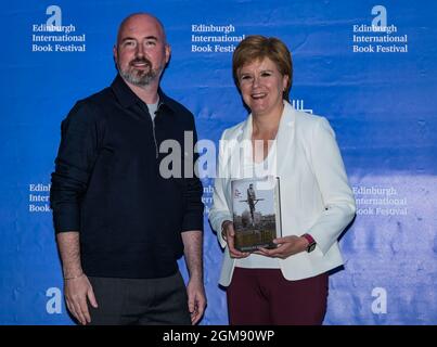 Auteur Douglas Stuart et le Premier ministre Nicola Sturgeon avec le livre Shuggie bain, Edinburgh International Book Festival, Écosse, Royaume-Uni Banque D'Images