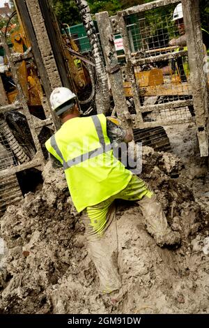 Dégager la tarière d'un engin de palplanches utilisé pour la construction de fondations pour un bâtiment Banque D'Images