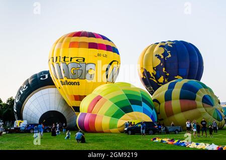 Igualada, Barcelone, 10 juillet 2021. 25ème Festival européen de montgolfières. Concentration de ballons aérostatiques Banque D'Images