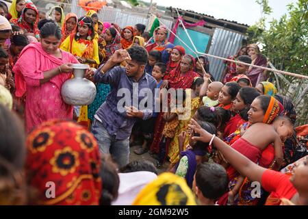 Mongla, Bangladesh. 11 septembre 2021. Les invités dansent et fêtent le jour du mariage d'une école de 14 ans allant fille Hafsa dans un village nommé Joymoni d'une zone côtière de Mongla dans le district de Bagerhat.le Bangladesh a été témoin d'une augmentation de 13% des mariages d'enfants pendant la pandémie de Covid-19 l'année dernière, car le virus mortel a été gravement affecté les sociétés et les économies, poussant beaucoup dans la pauvreté extrême. Le département de la justice et de la diversité des sexes de Brac, la plus grande ONG au monde, a constaté que le mariage des enfants avait augmenté de 13 % lorsqu'il a mené une enquête pour avoir accès à l'impact de la pandémie Covid-19 Banque D'Images