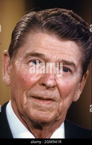 Le président des États-Unis Ronald Reagan tient une conférence de presse à diffusion nationale dans la salle est de la Maison Blanche à Washington, DC le 24 février 1988.Credit: Ron Sachs / CNP /MediaPunch Banque D'Images