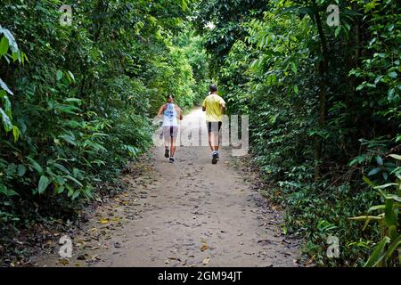 RIO DE JANEIRO, BRÉSIL - 21 DÉCEMBRE 2019 : couple en train de courir sur la piste au parc public 'Bosque da Freguesia' dans le quartier de Jacarepagua Banque D'Images