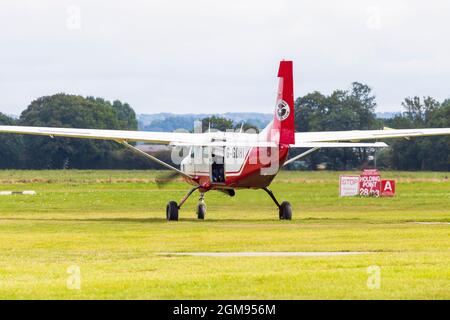 Un Cessna 208 Caravan utilisé par le club de parachutisme de Headcorn pour le saut en vue de la préparation du décollage à l'aérodrome de Headcorn dans le Kent Banque D'Images
