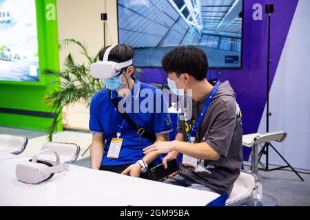 Changsha, province chinoise du Hunan. 17 septembre 2021. Un visiteur fait l'expérience d'un appareil de réalité virtuelle (VR) lors de la Conférence mondiale de l'informatique de 2021 à Changsha, dans la province centrale de Hunan en Chine, le 17 septembre 2021. Credit: Chen Sihan/Xinhua/Alay Live News Banque D'Images