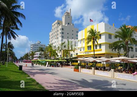 MIAMI BEACH, FL -23 APR 2021- vue sur le jaune Leslie Hotel, un bâtiment art déco classique de South Beach, Miami, la capitale de l'art déco dans l'unité Banque D'Images