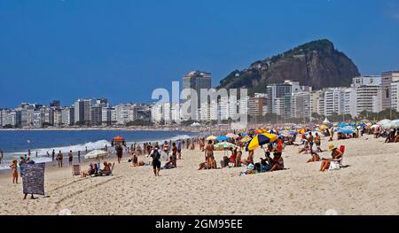 RIO DE JANEIRO, BRÉSIL - 27 DÉCEMBRE 2019 : les gens qui apprécient la journée à la plage de Copacabana Banque D'Images