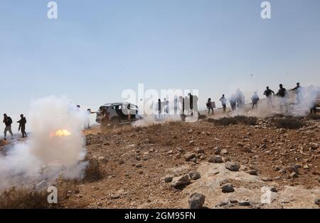 Hébron, ville de Cisjordanie, Hébron. 17 septembre 2021. Les manifestants s'éloignent des bombes à gaz lacrymogènes tirées par des soldats israéliens lors d'une manifestation contre l'expansion des colonies juives dans le village de Yatta, au sud de la ville d'Hébron en Cisjordanie, le 17 septembre 2021. Crédit: Mamoun Wazwaz/Xinhua/Alamy Live News Banque D'Images