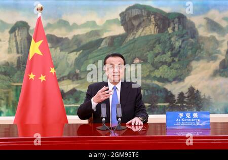 Pékin, Chine. 16 septembre 2021. Le premier ministre chinois Li Keqiang parle dans un discours vidéo à la cérémonie d'ouverture de l'année Chine-Grèce de la culture et du tourisme à Beijing, capitale de la Chine, le 16 septembre 2021. Crédit : Ding Lin/Xinhua/Alay Live News Banque D'Images