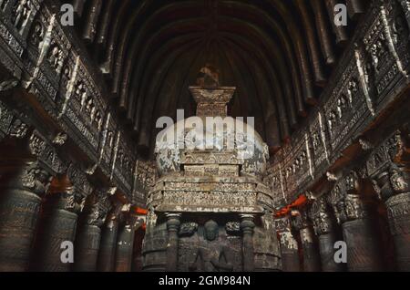 sculpter dans les grottes d'ajanta site du patrimoine mondial de l'unesco à mumbai, maharashtra, inde Banque D'Images