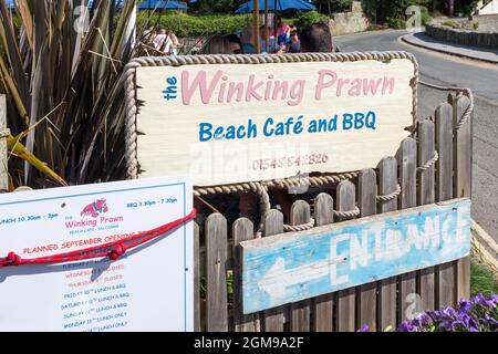 Panneau à l'entrée du Wincing Prawn Beach Cafe à North Sands, Salcombe, Devon, Royaume-Uni Banque D'Images