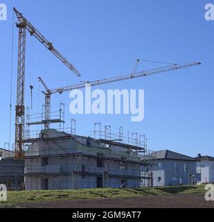 maison en construction avec grues Banque D'Images