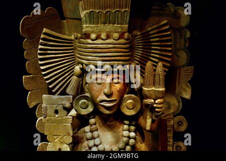 Brazier Xilonen, cette sculpture qui représente la déesse Xilonen, porte entre ses mains un chicahuaztli , symbole de la fertilité, Et une paire d'épis de maïs .Museo Nacional de Antropolica Mexico Aztec ( les Aztèques, la culture méso-américaine, le Mexique central 1300 à 1521 (14ème-16ème siècle), Aztec Empire, Tenochtitlan, ville-état de la Mexica , Tenochca, Texcoco, Tlacopas, ) Banque D'Images