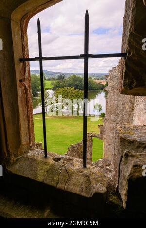 Old Wardour Castle, Tisbury, Wilshire, Royaume-Uni. Intérieur donnant sur le lac. Banque D'Images