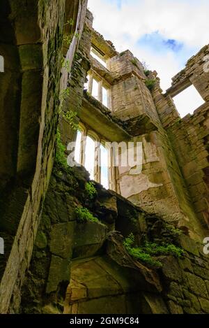 Old Wardour Castle, Tisbury, Wilshire, Royaume-Uni. À l'intérieur, regardez la ruine sans toit. Banque D'Images
