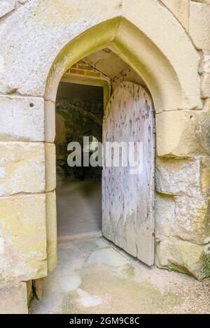Old Wardour Castle, Tisbury, Wilshire, Royaume-Uni. Ancienne porte en chêne dans le passage. Banque D'Images