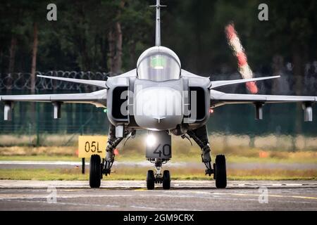 Hungarian Air Force Saab JAS-39 Gripen Fighter, en train de rouler sur la piste de la base aérienne de Kleine-Brogel, Belgique - le 11 septembre 2021 Banque D'Images