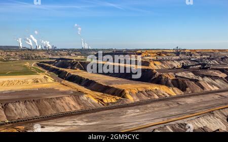 Matériel minier dans une mine de charbon brun à ciel ouvert près de Garzweiler, en Allemagne Banque D'Images