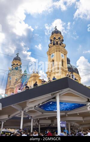 Munich, Allemagne - 12 septembre 2021 : personnes au stand Mercedes Benz / Daimler du salon IAA Mobility Fair 2021 à Munich (Odeonsplace Banque D'Images