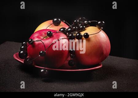 Pommes rouges sur fond noir dans un studio photographique Banque D'Images