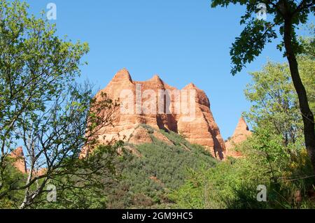 Vue de dessous d'une montagne rouge, ancienne mine d'or. Las Médulas, León, Espagne, Europe Banque D'Images