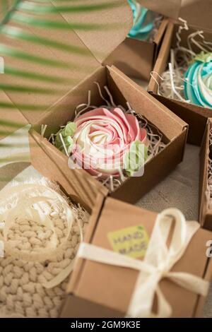 Savon naturel biologique fait main avec décoration florale. Boîte cadeau savon en Craft ECO. Emballage sans déchets, sans plastique, concept écologique. Copier l'espace Banque D'Images