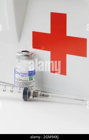 Saint-Pétersbourg, Russie - 08 septembre 2021 : flacon avec le vaccin russe contre le coronavirus 'putnik Light' avec une seringue et un signe 'Red Banque D'Images