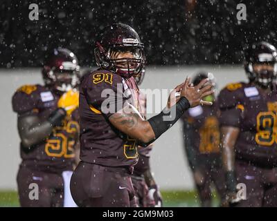 Daytona Beach, Floride, États-Unis. 16 septembre 2021. Tony Bowman (91), joueur de ligne défensif de Bethune Cookman, regarde sur la touche pendant la première partie du match de football NCAA entre Alabama A&M Bulldogs et Bethune Cookman Wildcats au stade Daytona Beach, en Floride. Roméo T Guzman/CSM/Alamy Live News Banque D'Images