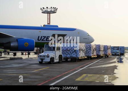 Beijing, Ouzbékistan. 27 mars 2021. Le premier lot de vaccins chinois COVID-19 est arrivé à l'aéroport international de Tachkent, en Ouzbékistan, le 27 mars 2021. Credit: Zafar Khalilov/Xinhua/Alamy Live News Banque D'Images