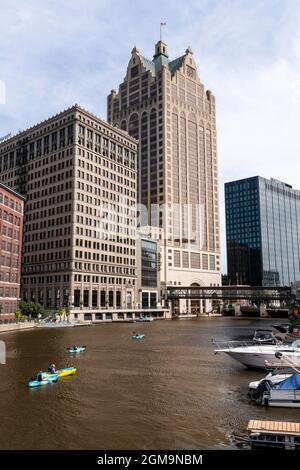 Des kayakistes pagayez le long de la rivière Milwaukee dans le centre-ville de Milwaukee le jeudi 30 juillet 2020. Banque D'Images