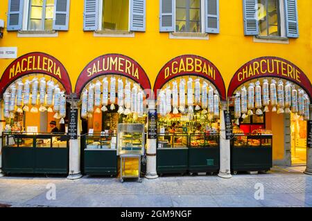 Face à la boutique colorée par la via Pessina, Lugano, Canton du Tessin. Suisse. Banque D'Images